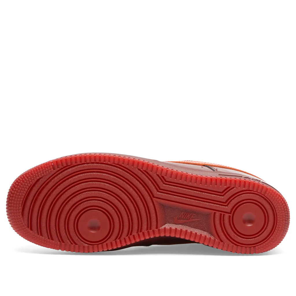 NIKE AIR FORCE 1 LOW PATENT SNEAKER - Dark Team Red & University Gold